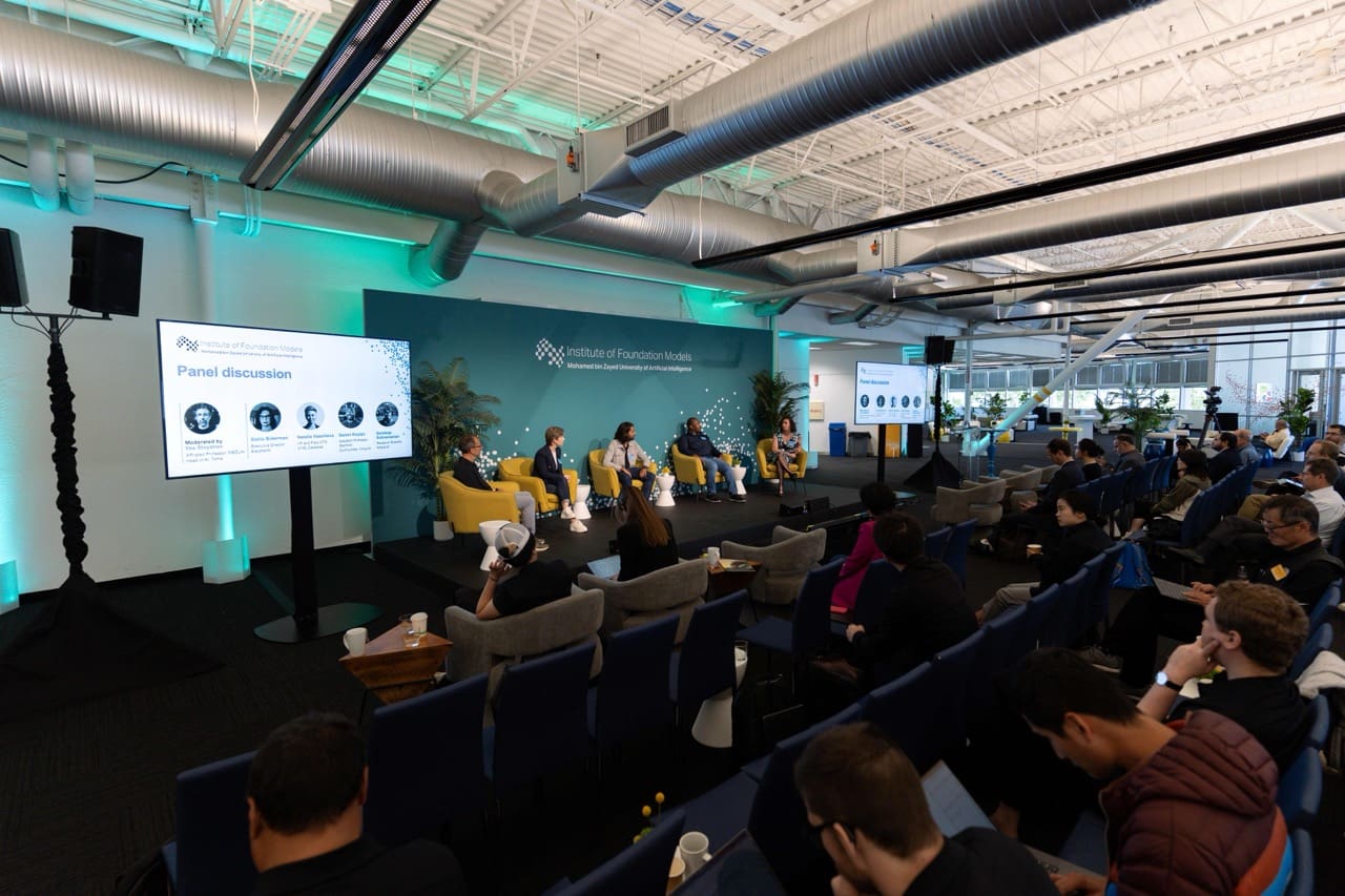 حلقة نقاشية مع خبراء المجال لمناقشة التعاون بين القطاعين الصناعي والأكاديمي. أدار الحلقة البروفيسور فيسلين ستويانوف أستاذ منتسب Large